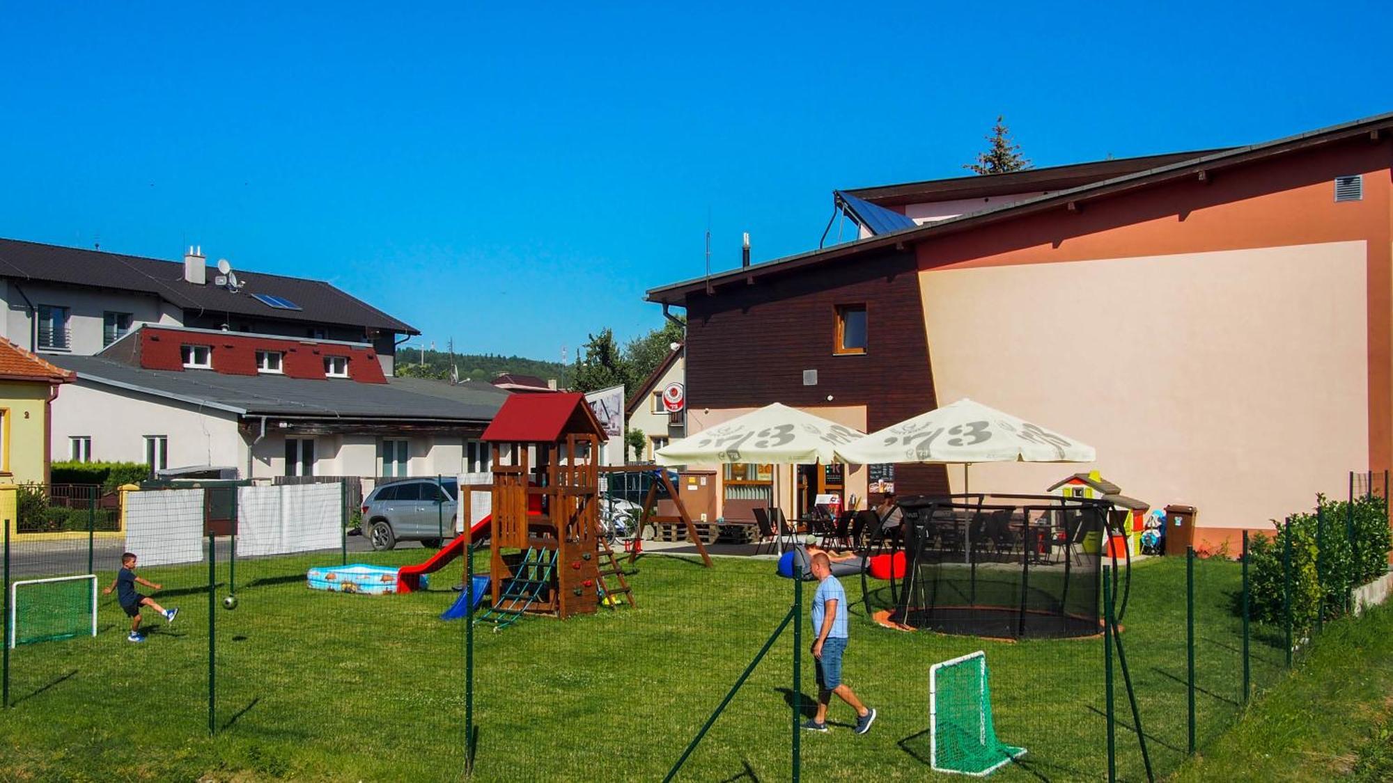 Hotel Penzion Squash à Liptovský Mikuláš Extérieur photo